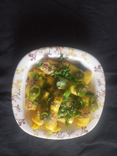કુકર માં ખાંડવી (Cooker Khandvi Recipe In Gujarati) રેસીપી મુખ્ય ફોટો