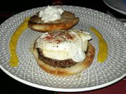 Una foto de hamburguesa con queso de cabra