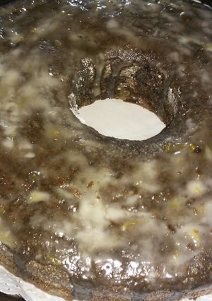Una foto de Torta de chocolate con drip de naranja