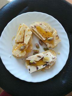 Una foto de Desayuno brioche con quesos y miel