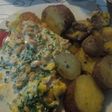 Omelette de verduras con salsa de cibulette con maní y papas