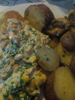 Una foto de Omelette de verduras con salsa de cibulette con maní y papas