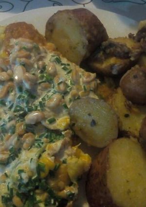 Una foto de Omelette de verduras con salsa de cibulette con maní y papas
