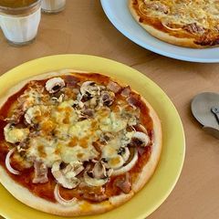 Pizza with lots of mushrooms! A picture of Pizza with lots of mushrooms!.