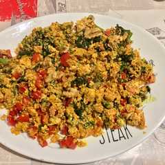 Una foto de Revuelto de verduras con atún