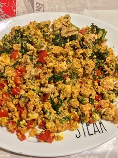Una foto de Revuelto de verduras con atún