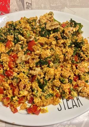 Una foto de Revuelto de verduras con atún