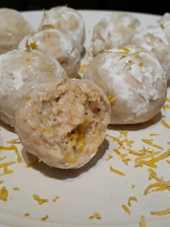 Una foto de Bolitas de avena y limón