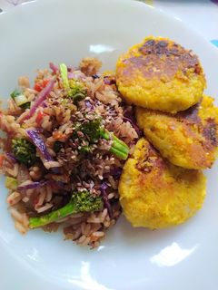 Una foto de Arroz con vegetales al estilo oriental 🥢