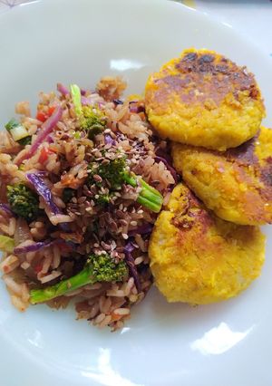 Una foto de Arroz con vegetales al estilo oriental 🥢