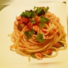 Spaghetti al salmone e melanzane A picture of Spaghetti al salmone e melanzane.