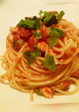 A picture of Spaghetti al salmone e melanzane.