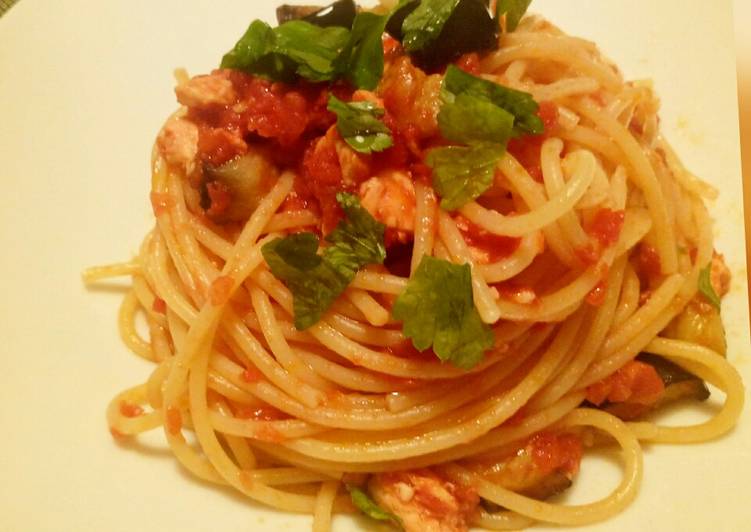 Spaghetti al salmone e melanzane