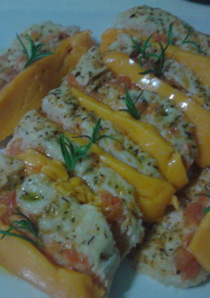 Una foto de Focaccia con tomate y queso Cheddar al romero