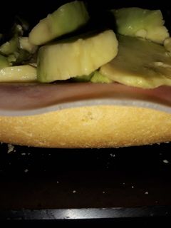 Una foto de Tosta de pavo y aguacate