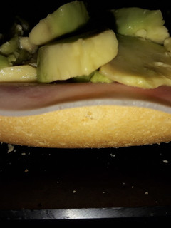 Una foto de Tosta de pavo y aguacate