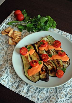Una foto de Berenjenas a la plancha con salmorejo