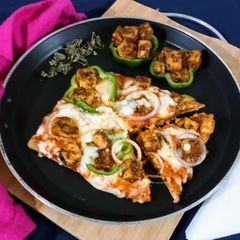 A picture of Paneer makhni pizza.