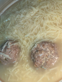 Una foto de Sopa de fideos con “pilota”/sopa de galets