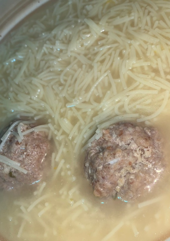 Una foto de Sopa de fideos con “pilota”/sopa de galets