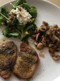 Small steaks with valerian-spinach salad and baked mushrooms