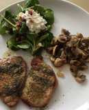 Small steaks with valerian-spinach salad and baked mushrooms