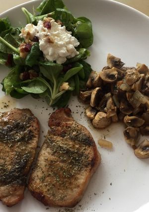 A picture of Small steaks with valerian-spinach salad and baked mushrooms.