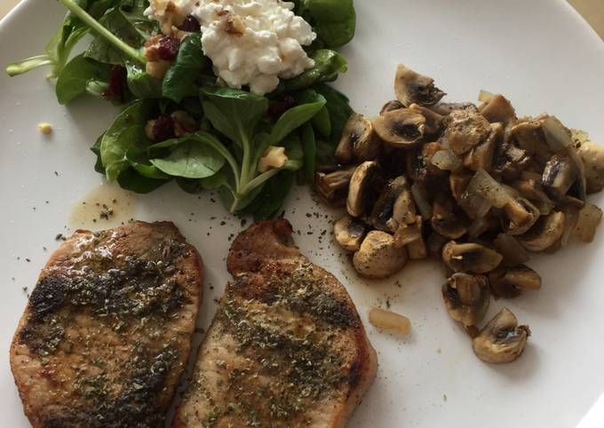 Small steaks with valerian-spinach salad and baked mushrooms recipe main photo