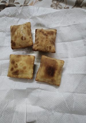 A picture of Veg pizza pockets.
