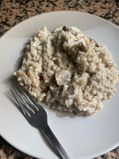 Una foto de Arroz caldoso con salsa de champiñones