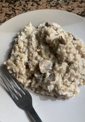 Una foto de Arroz caldoso con salsa de champiñones