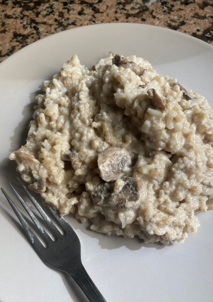 Una foto de Arroz caldoso con salsa de champiñones