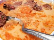 Une photo de saucisse fumée, patates