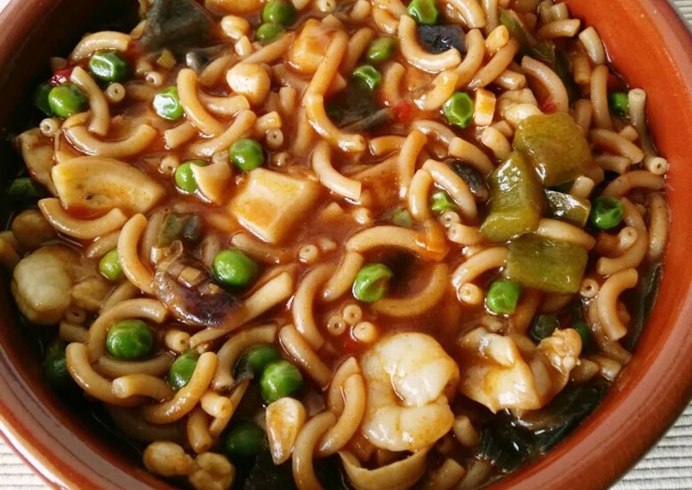 Fideuá melosa de sepia, gambas y verduras