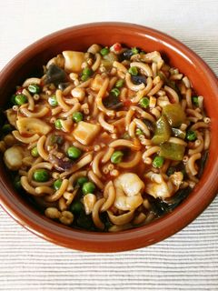 Una foto de Fideuá melosa de sepia, gambas y verduras