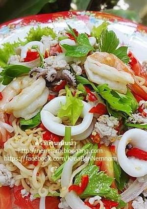 รูปของ ยำบะหมี่กึ่งสำเร็จรูปรวมมิตร