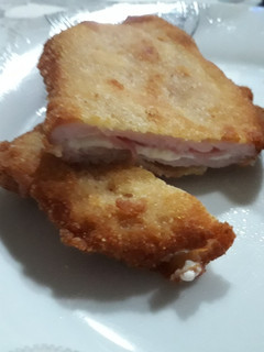 Una foto de Librito de lomo relleno de jamón york y queso