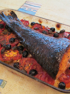 Una foto de Cola de salmón al horno con verduras variada al vino blanco
