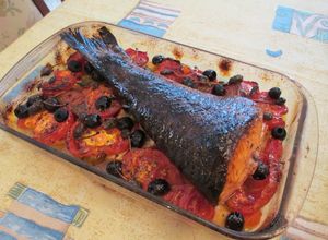 Una foto de Cola de salmón al horno con verduras variada al vino blanco