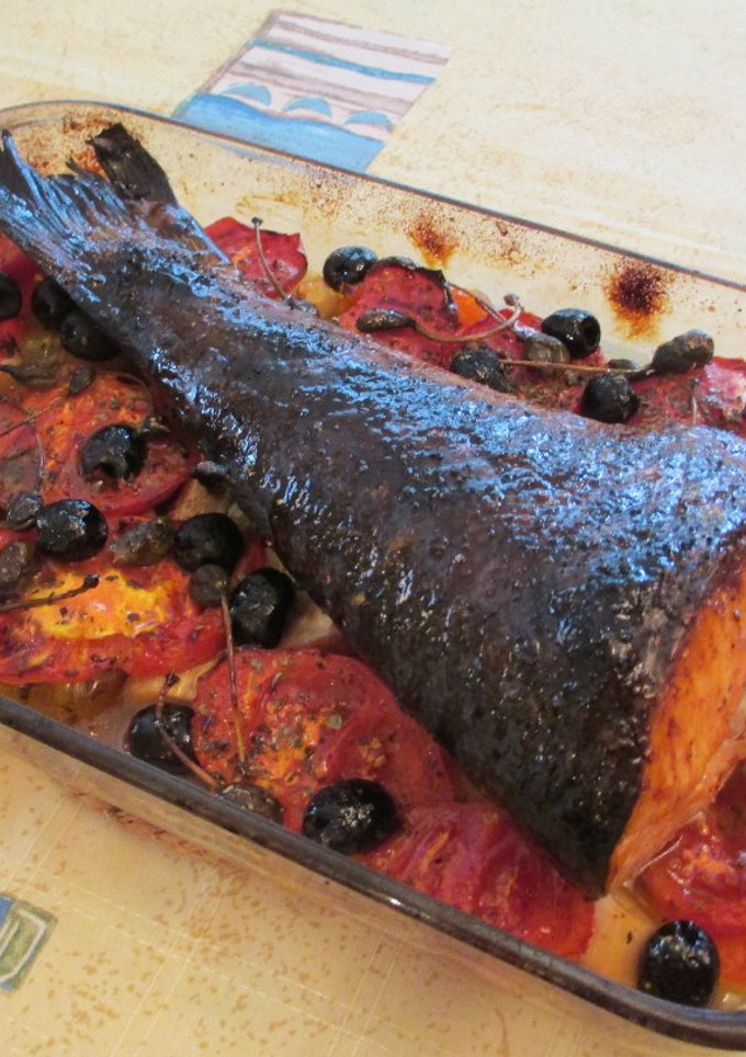 Una foto de Cola de salmón al horno con verduras variada al vino blanco