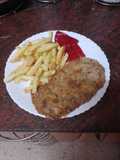 Cachopo con papas fritas y pimientos del piquillo