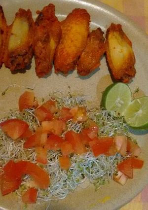 Una foto de Alitas de pollo con pimentón y vino blanco. ॐ
