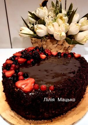 Фото Шоколадний бісквіт на кип'ятку з прослойкою з червоної смородини.
