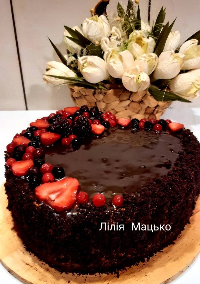 Шоколадний бісквіт на кип'ятку з прослойкою з червоної смородини