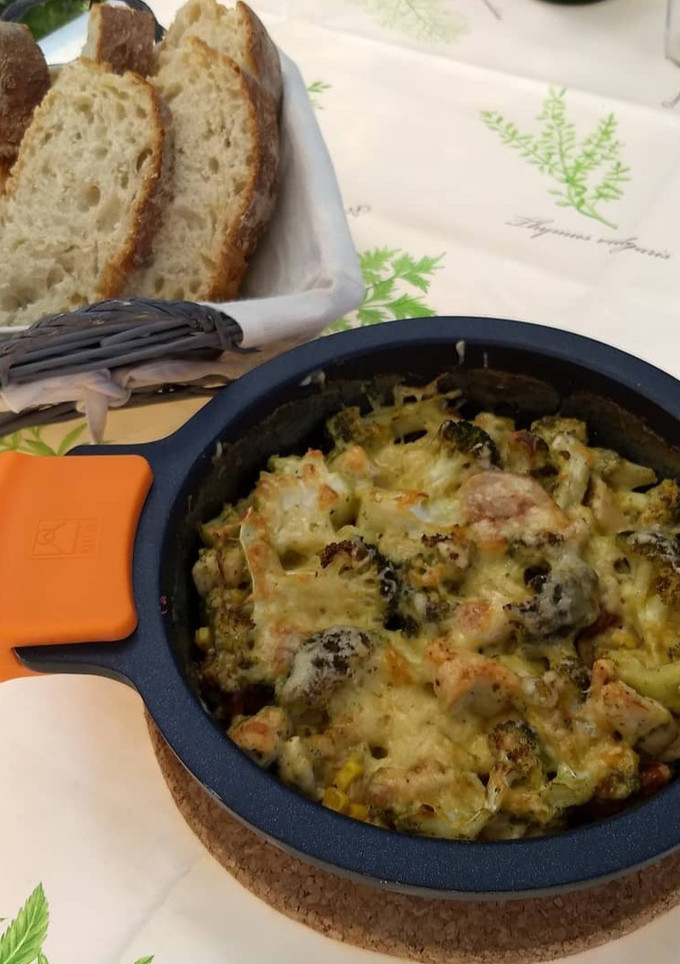 Una foto de Gratín de pollo y brócoli