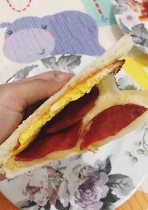Foto resep Cheesy Smoked Beef and Egg Sandwich