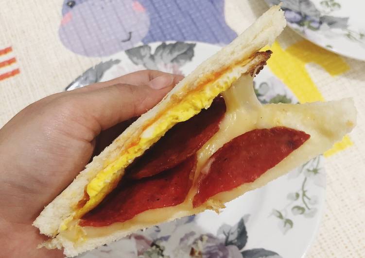 Resep Cheesy Smoked Beef and Egg Sandwich Anti Gagal