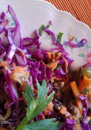 Una foto de Ensalada fría de repollo morado y pimiento verde