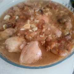 Una foto de Pollo a la pepitoria con almendras
