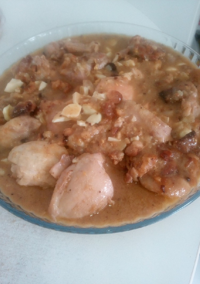 Una foto de Pollo a la pepitoria con almendras